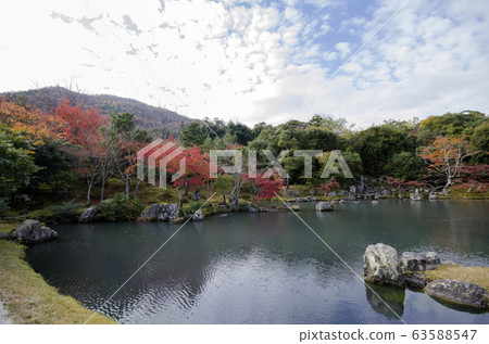 Colorful autumn park and pond in Tenryuji temple Colorful autumn park and pond in Tenryuji temple 63588547