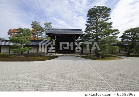 Colorful autumn park and pond in Tenryuji temple Colorful autumn park and pond in Tenryuji temple 63588962