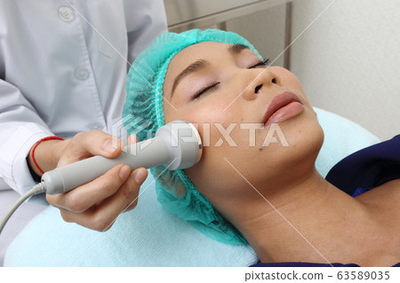 Treatment on Asian Woman as patient to make skin 63589035