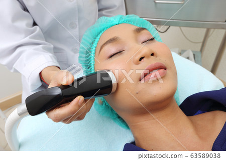 Treatment on Asian Woman as patient to make skin 63589038