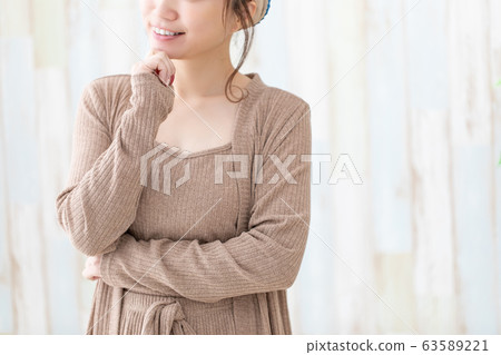 穿房間的女人 穿房間的女人 63589221