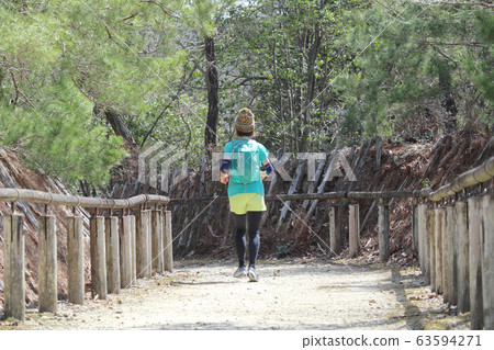 女賽跑者在公園跑步 63594271
