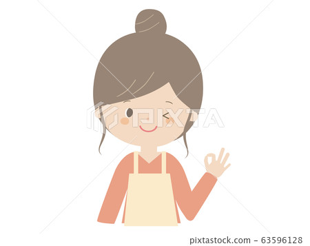 一個女人穿著圍裙擺好 63596128