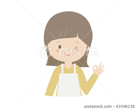 一個女人穿著圍裙擺好 63596130