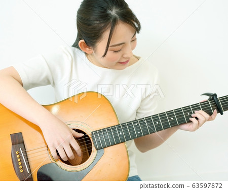民謠吉他的女人 63597872
