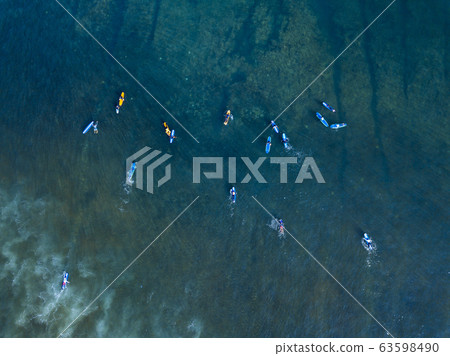Aerial view of surfers 63598490