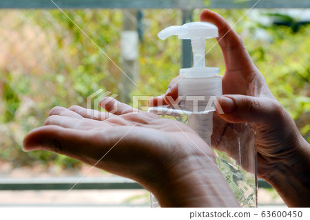 Hand washing with alcohol gel to eliminate bacteria and viruses, Hand washing cleaner alcohol 63600450