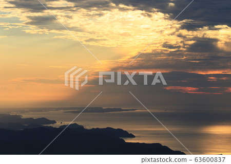 The sun shines over the bay 63600837