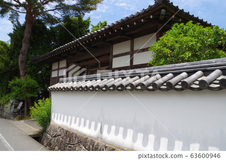 View of the clay wall and gate of a samurai residence in Hagi City 63600946