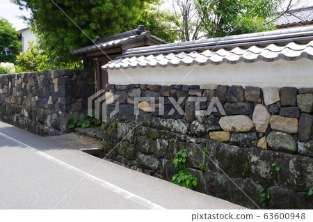 View of the clay wall of a samurai residence in Hagi City 63600948