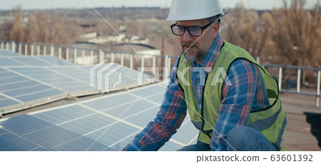 Engineer explaining installation of solar panels 63601392