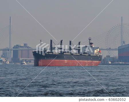 大阪港夢島集裝箱碼頭前的貨機物流通道 大阪港夢島集裝箱碼頭前的貨機物流通道 63602032