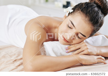 Woman sleeping after massage 63602572