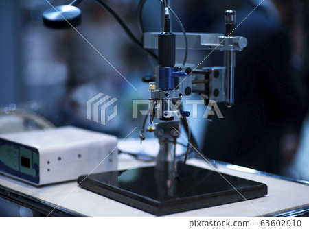 A CNC milling machine milling heads in metal A CNC milling machine milling heads in metal 63602910