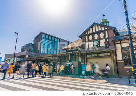 日本東京的城市景觀山手線原宿站的新車站大樓(左後)今天開放= 2020年3月21日 日本東京的城市景觀山手線原宿站的新車站大樓(左後)今天開放= 2020年3月21日 63604046