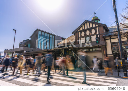 日本東京的城市景觀山手線原宿站的新車站大樓(左後)今天開放= 2020年3月21日 日本東京的城市景觀山手線原宿站的新車站大樓(左後)今天開放= 2020年3月21日 63604048