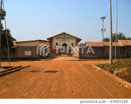 塞拉利昂北部倫薩爾的天主教男子小學 塞拉利昂北部倫薩爾的天主教男子小學 63605299