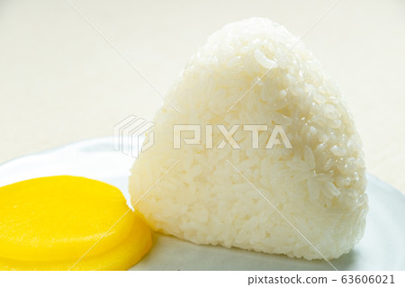 簡單的飯糰和鹹飯糰。 63606021