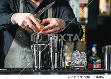 bartender making relaxing coctail on a bar 63608722