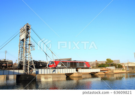 Yokkaichi-shi freight train across Suehiro Bridge 63609821