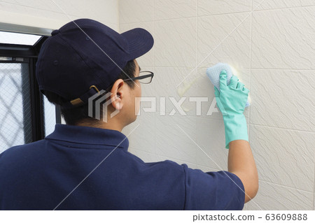 House cleaning male worker cleaning bathroom House cleaning male worker cleaning bathroom 63609888