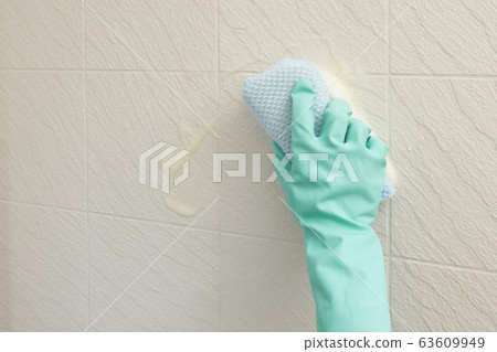 House cleaning male worker cleaning bathroom 63609949