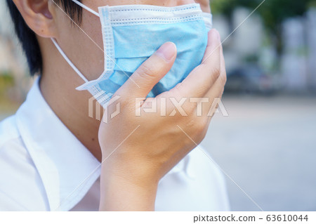 HandsomeMan wearing face mask protect filter 63610044