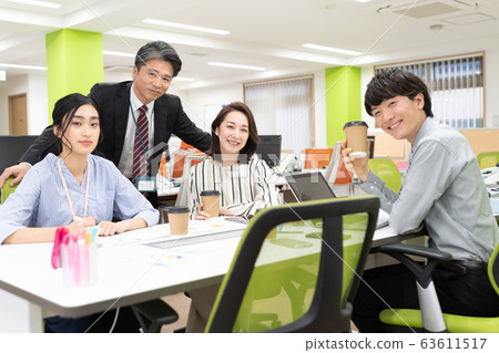 辦公室裡有4個人 63611517