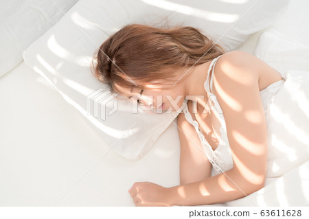 Woman, woman, sleepiness, wake up, floor, early morning, rest, life, right sister, anthesis, white heaven 63611628