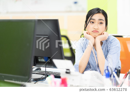 新員工在辦公室遇到麻煩 新員工在辦公室遇到麻煩 63612278