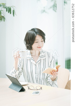 女性室內穿著生活方式 63612752