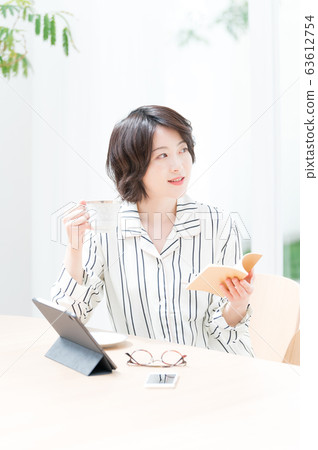 女性室內穿著生活方式 63612754