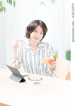 女性室內穿著生活方式 63612874