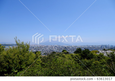 Sakurajima seen beyond the city as seen from Jigenji Park 63613017
