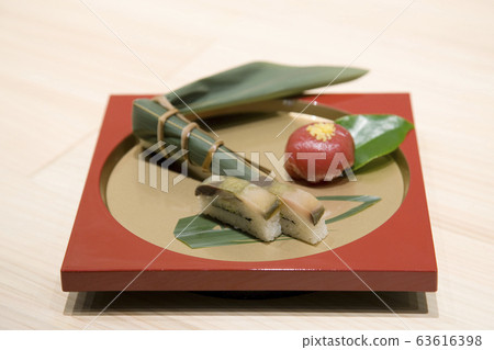 Delicious gourmet food for gourmets. Sashimi, seafood, food cooked in hotel pubs or restaurants. 63616398