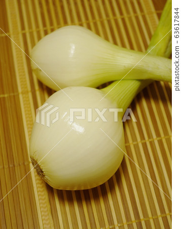 Organic image (new onion: natural texture) Organic image (new onion: natural texture) 63617844