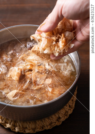 Put the dried bonito in a pot 63623127