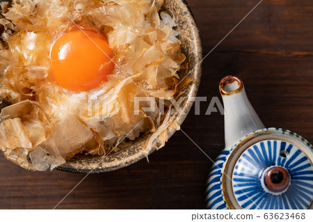 將蛋黃放在籃子米飯上 將蛋黃放在籃子米飯上 63623468