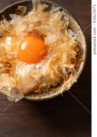 將蛋黃放在籃子米飯上 將蛋黃放在籃子米飯上 63623471