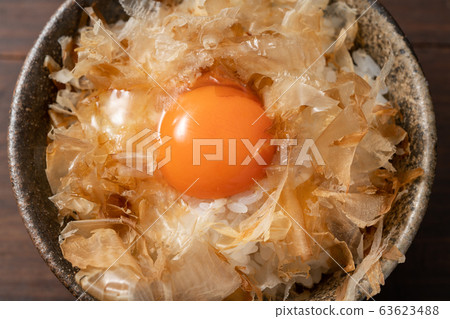 Put the egg yolk on the basket rice 63623488