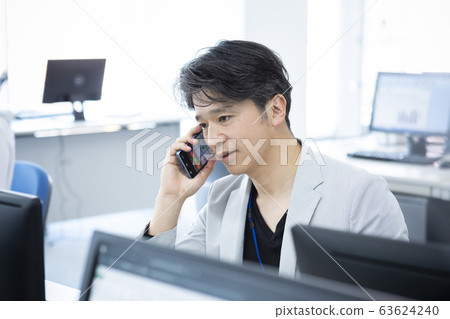 休閒商務辦公桌工作智能手機智能手機40多歲50多歲男性 63624240