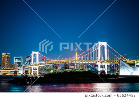從東京台場看到的彩虹橋:冬季模式照亮 從東京台場看到的彩虹橋:冬季模式照亮 63624452