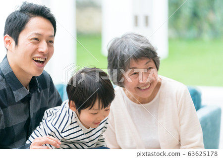 有孫子的兩個家庭 63625178