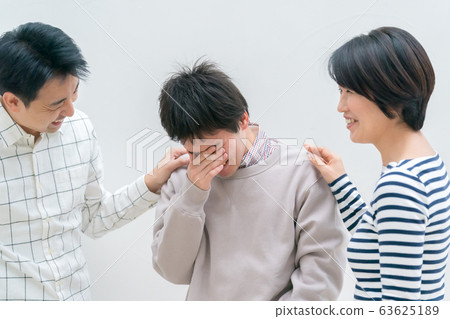 高中兒子和父母 63625189