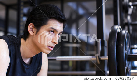 在健身房休息的男人 在健身房休息的男人 63625857