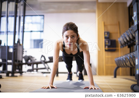 Women training 63625900