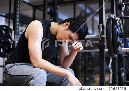 在健身房休息的男人 在健身房休息的男人 63625916