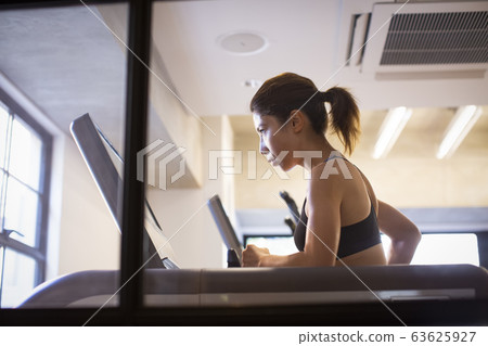 Women training 63625927