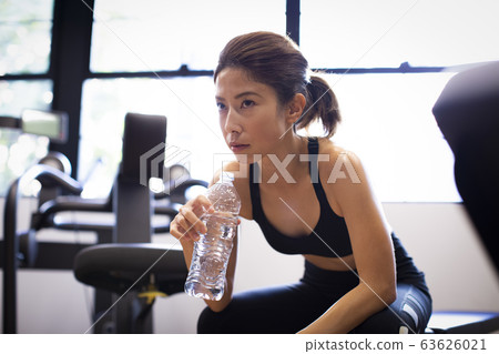 休息的婦女在健身房 63626021