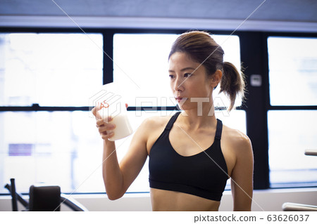 女人喝蛋白質 女人喝蛋白質 63626037